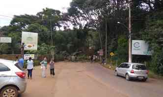 Via onde aconteceu o acidente foi fechada com rvores que caram(foto: Reproduo/WhastApp)