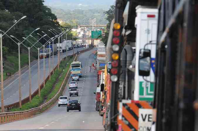 Caminhoneiros mantêm na manhã desta segunda-feira o bloqueio parcial em três trechos da BR-381, a rodovia Fernão DiasGladyston Rodrigues/EM/D.A.Press