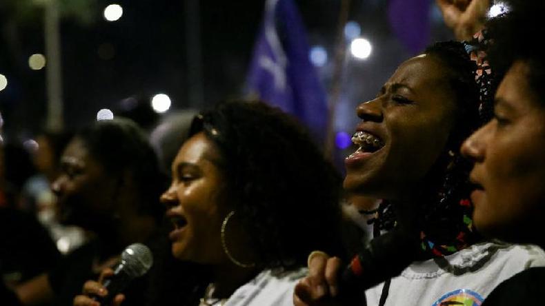 Marcha das Mulheres Negras, em julho, em São Paulo; mulheres vivem mais, estudam mais e acumulam mais tarefas %u2014 mas ganham menos(foto: Reuters) Marcha das Mulheres Negras, em julho, em São Paulo