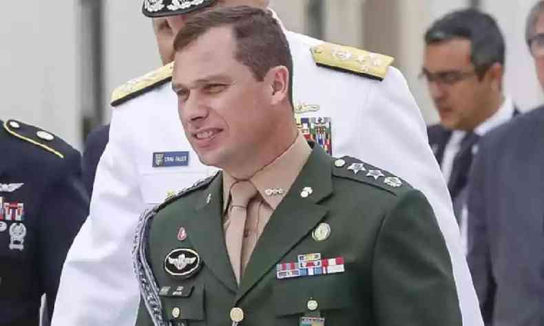 Mauro Cid com uniforme do exercito