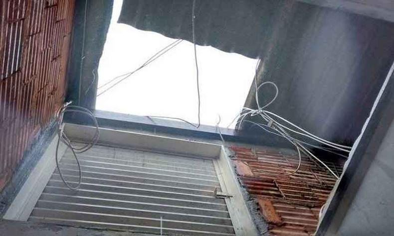 Chuva e vento forte em Taguatinga Sul destelharam uma casa(foto: Adeilson Lopes/Divulga��o)