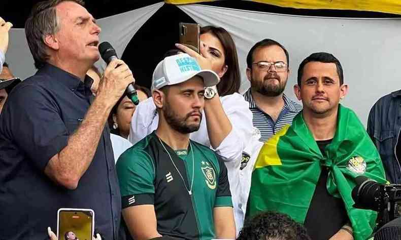 Cleitinho Azevedo e Jair Bolsonaro em palanque