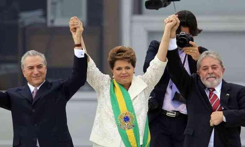 Temer e Lula dão as mãos em posse de Dilma
