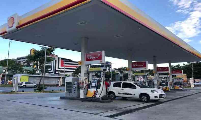 Posto Lagoinha na Avenida Presidente Antônio Carlos não tem mais gasolina, apenas etanol.(foto: Ramon Lisboa/EM/D.A Press)