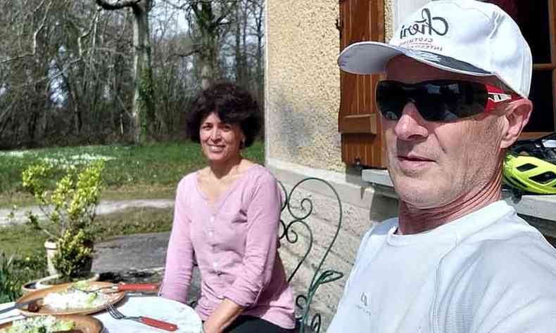 Elvia e seu marido, Jean Marc, aproveitam o dia de sol em Ouillon, na Frana, para almoar ao ar livre em casa, uma antiga fazenda. Apesar de no estar trabalhando, ela tenta manter uma rotina diria, mas est preocupada com o filho, que mora em Belo Horizonte(foto: Arquivo Pessoal)