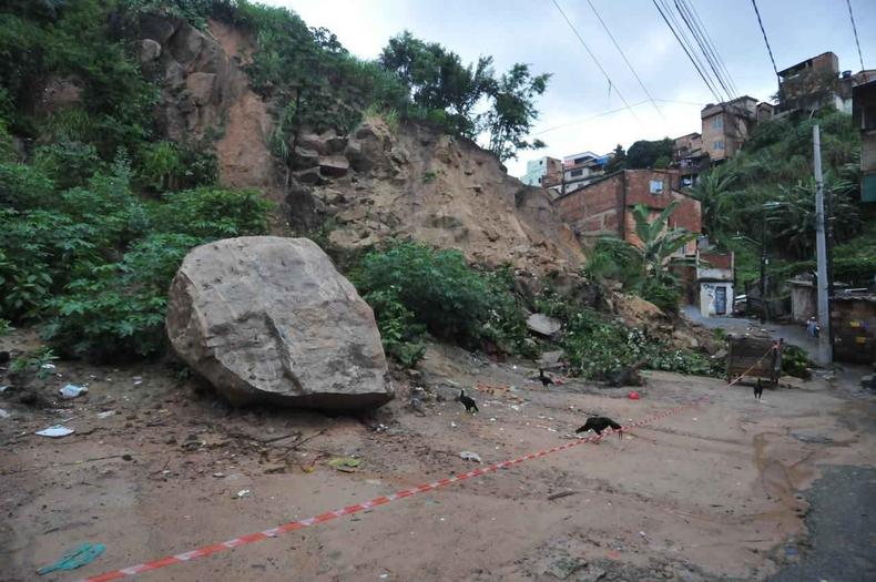 Pedra do tamanho de um carro que se soltou do barranco