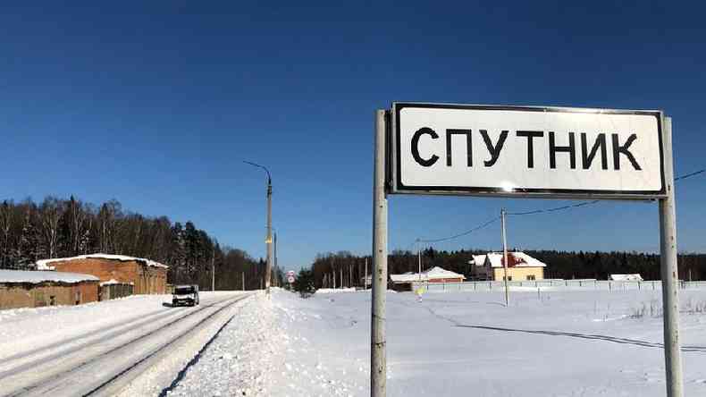 Placa mostra entrada de vilarejo de Sputnik(foto: BBC)