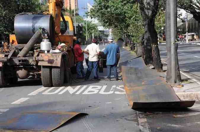 A Avenida Nossa Senhora do Carmo continua interditada para a retirada das bobinas do caminhoPaulo Filgueiras/EM/DA Press