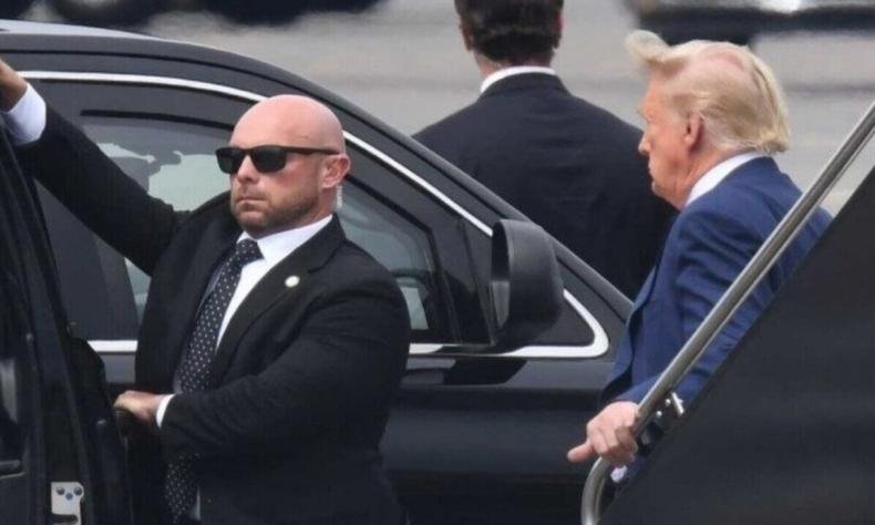 Trump desembarca de seu avi�o 'Trump Force One', no Aeroporto Nacional Ronald Reagan, em Arlington, na Virg�nia