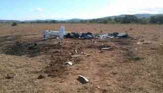 Tcnicos analisaram os destroos da aeronave que caiu na tera-feira, em Tumiritinga(foto: Beto Novaes/EM/D.A.Press)