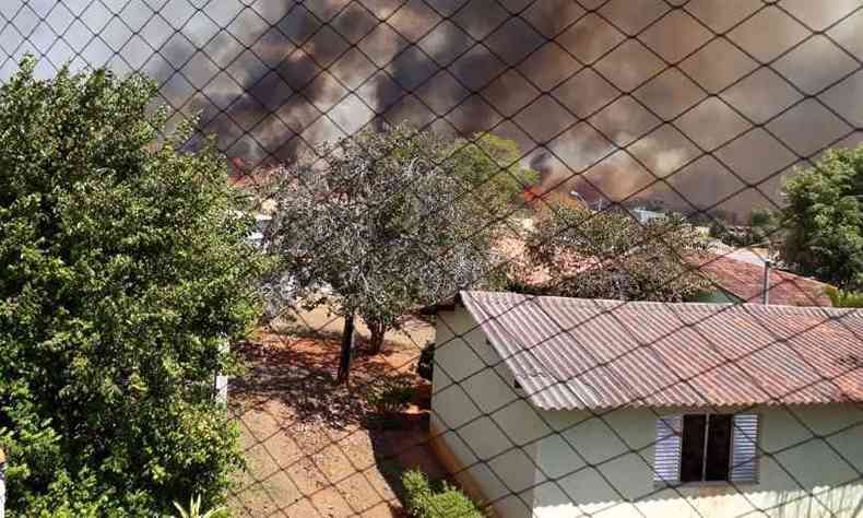 Local do incndio fica prximo a residncias(foto: Corpo de Bombeiros/Divulgao)