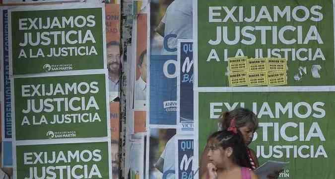 Cartazes foram espelhados por Buenos Aires horas antes do protesto silencioso contra a morte do promotor (foto: AFP )