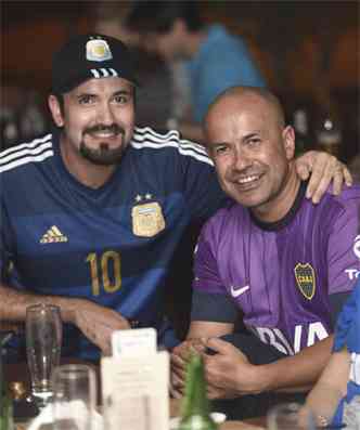 Jorge e Criastian Bermudez, j esto em BH para assistir ao jogo entre Argentina e Ir, no sbado(foto: Juarez Rodrigues/EM/D.A Press)