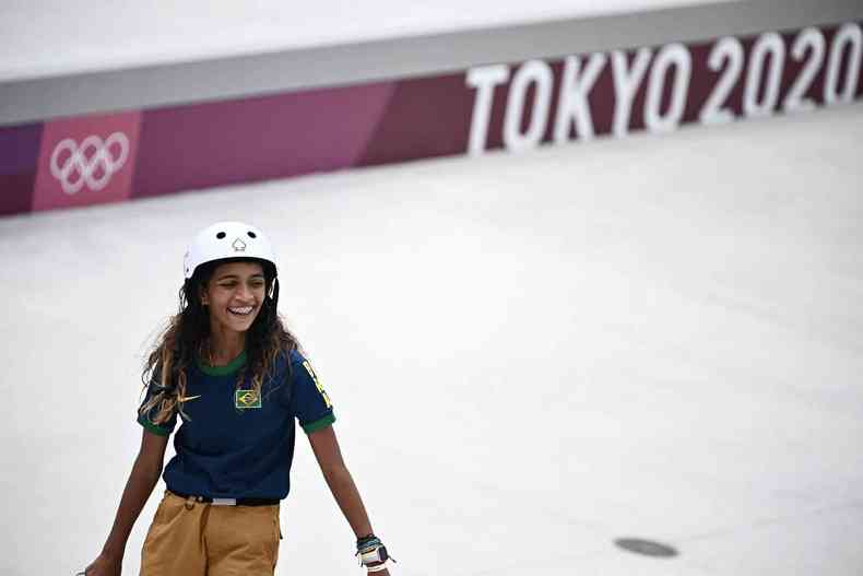 Efeito 'fadinha': vitria de Rayssa Leal nos jogos olmpicos, na categoria street skate, movimentou mercado das pranchas urbanas nesta segunda-feira (26/7) em BH(foto: LIONEL BONAVENTURE/AFP)