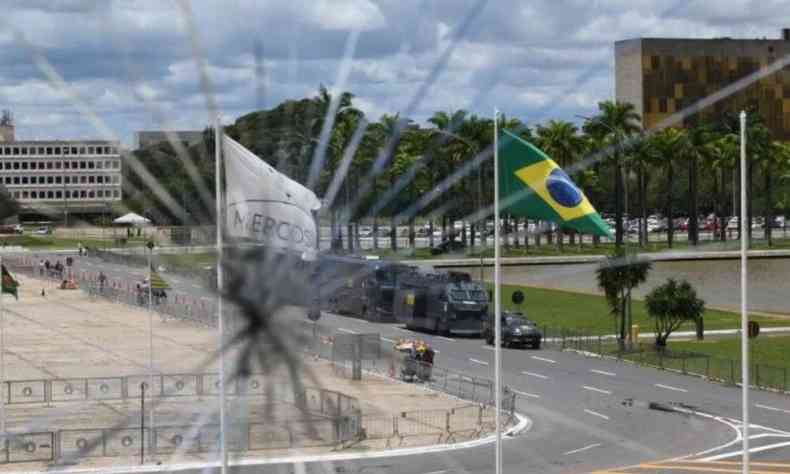 Imagem mostra vidro depredado no dia da invaso no congresso nacional, STF e palcio do planlato