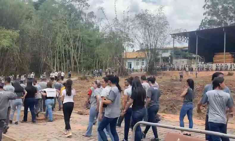 Funcionrios da Lder deixando a quadra da empresa aps a interrupo do evento