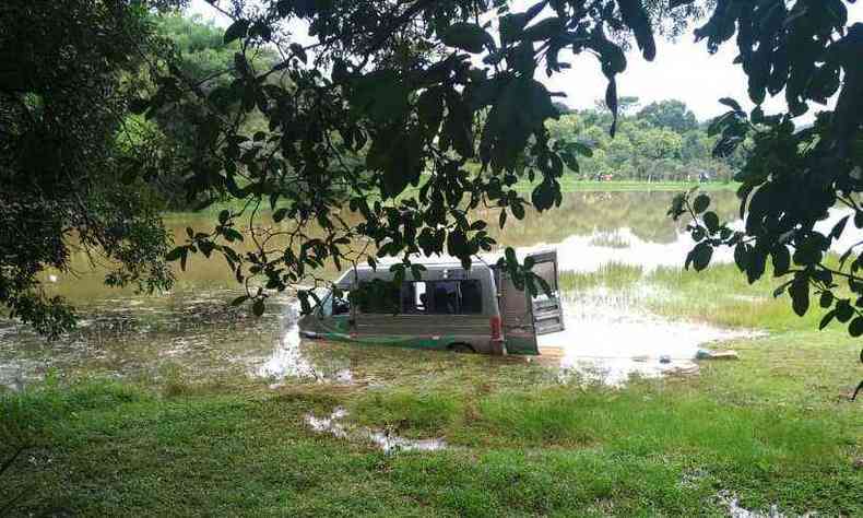 Van perdeu o freio e parou s margens de uma lagoa no Condomnio Recanto do Lazer, distrito de Casa Branca, em Brumadinho(foto: Corpo de Bombeiros/Divulgao)