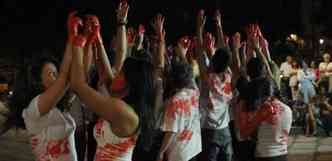 Ex-alunos de Cia se mancharam de vermelho para protestar contra a violncia impune(foto: Tlio Santos/EM/D.A.Press)
