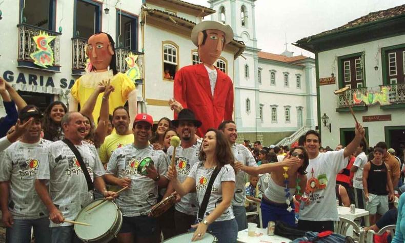 Bartucada nasceu no carnaval de Diamantina. Foto mostra a folia em 2002(foto: Marcelo Sant'Anna/EM/D.A Press/2002 ) Integrantes do bloco Bartucada tocam percussão no carnaval de Diamantina, com casarões históricos ao fundo