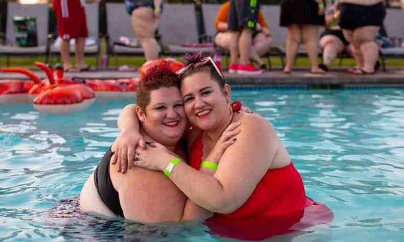 Duas mulheres gordas na piscina se divertem