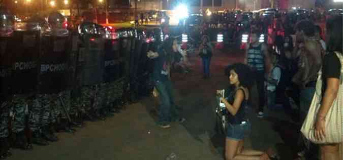 Batalho de Choque faz barreira em frente  5 DP para impedir apssagem de manifestantes(foto: Diego Ponce de Leon/CB/DA Press )