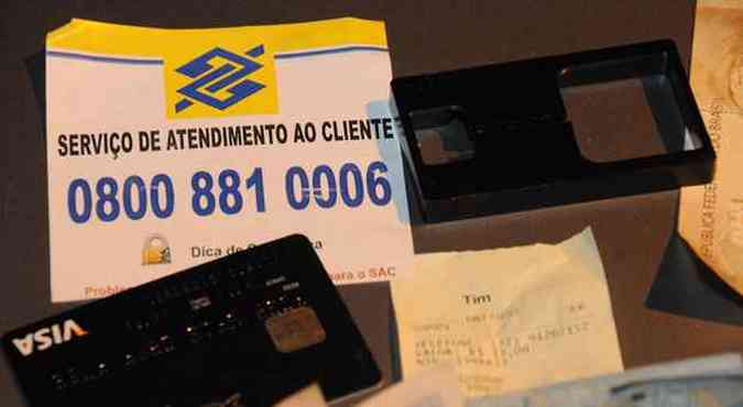 Bandidos afixaram um adesivo com o nmero de telefone falso para enganar os clientes(foto: Marcos Vieira/Em/DA Press)