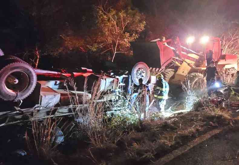 Caminho acidentado capotado no acostamento da estrada rodovia MG-202 em Braslia de Minas bombeiros usam luzes para o resgate
