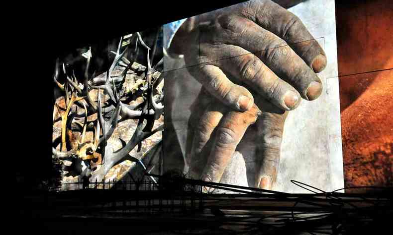 Fotografia em dimenso gigante de mos masculinas de um trabalhador cruzadas uma sobre a outra, em exposio na galeria Miguel Rio Branco 