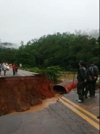 �gua do C�rrego dos Macacos levou a estrutura da pista e interrompeu a MGC-381(foto: Reprodu��o/Internet)