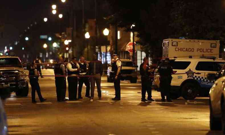 Cerco policial ao local do crime avanou pela noite(foto: KAMIL KRZACZYNSKI / AFP )