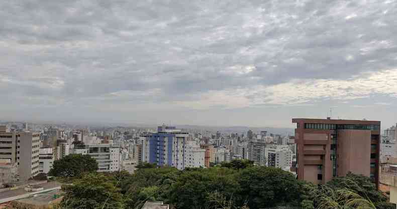 Foto panormica de Belo Horizonte coberta por nuvens