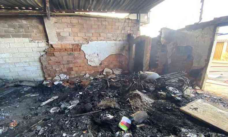 fogo em casa mata cachorro em Barbacena