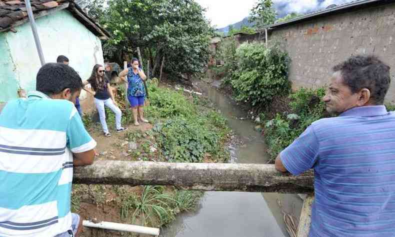Em Vargem Alegre, o curso d'água se transformou num fosso cinzento de dejetos, que ganhou o apelido de Valão e ameaça a saúde da população do município(foto: Juarez Rodrigues/EM/D.A Press)