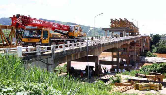Empresa contratada pelo DER faz os ltimos ajustes para liberar o viaduto em maio(foto: Jair Amaral/EM/D.A.Press)