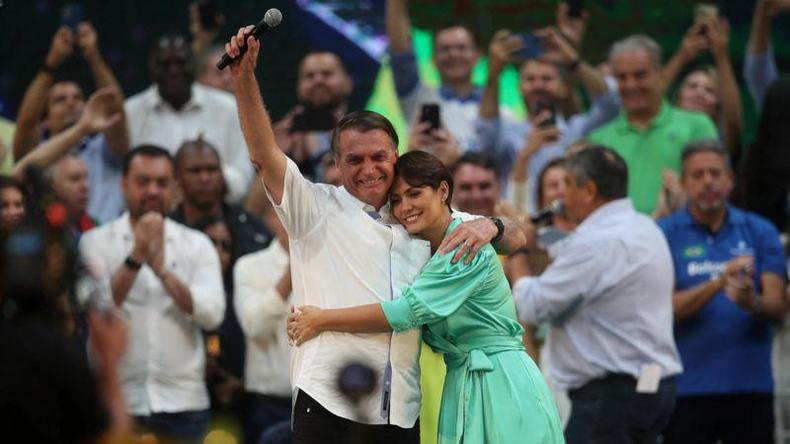 Jair Bolsonaro e Michelle Bolsonaro participam de evento de campanha em 2022(foto: Reuters) Jair e Michelle Bolsonaro abraçados