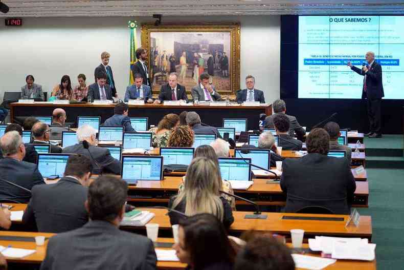 Principais pontos discutidos na Comisso Especial da PEC sero debatidos em seminrio na sede do Correio (foto: Pablo Valadares/Cmara dos Deputados)