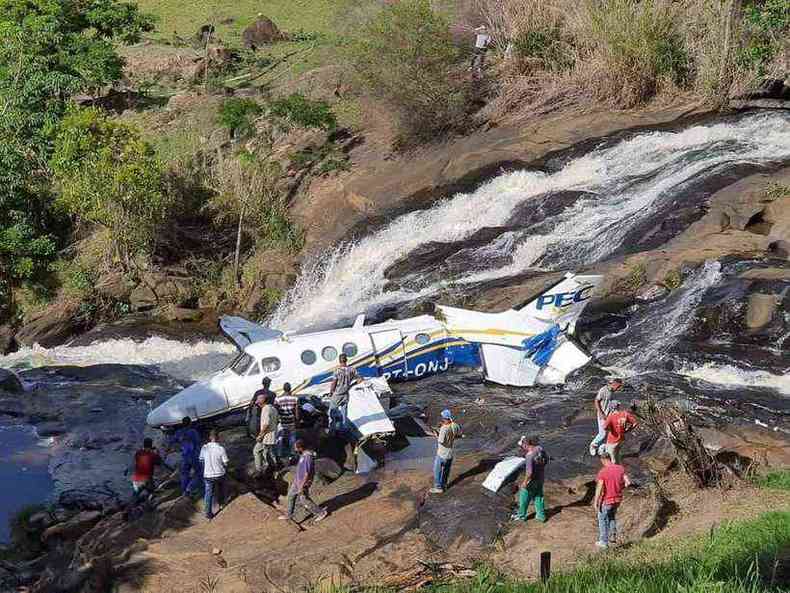 avião monomotor caído no meio de cachoeira em Minas 