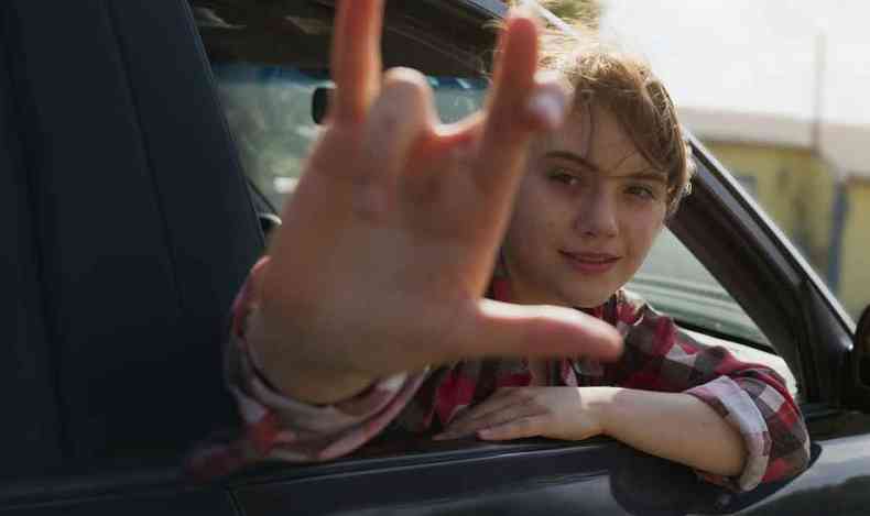 Atriz Emilia Jones se despede da famlia usando linguagem de sinais na janela de carro em cena de Coda