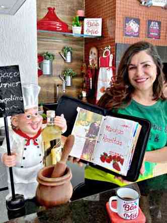 Rosilene Campolina, professora de gastronomia da UNA, conta que o caderno de receitas fazia parte do seu enxoval(foto: Arquivo pessoal)
