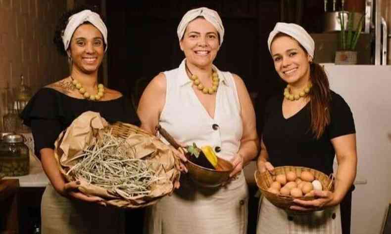 Natalia Sette, Fernanda e Marcela de Lazari Cardoso, da Cozinha da V Anna, mostram cestas com ovos, ervas e ingredientes culinrios