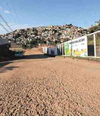 Problemas mais graves esto na Rua Levy Pereira Coelho, coberta de terra(foto: Tlio Santos/EM/D.A Press)