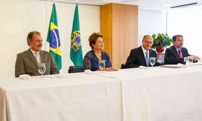 Presidente Dilma Rousseff durante cerimnia de assinatura de contratos de infraestrutura urbana com o governador de So Paulo, Geraldo Alckmin (3  direita)(foto: Roberto Stuckert Filho/PR)