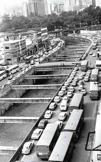 H 30 anos, trnsito ficou congestionado na Avenida dos Andradas por conta das obras de canalizao do Ribeiro Arrudas(foto: Sidney Lopes/EM/DA Press 25/2/1985)