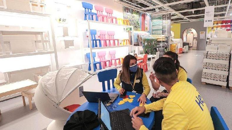 A IKEA capacitou milhares de funcionários de call centers como consultores de design(foto: Getty Images) Funcionários da Ikea