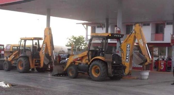 Duas retroescavadeiras foram apreendidas na fazenda do filho do prefeito de Serrita, no interior de PE(foto: PF/Divulga��o)