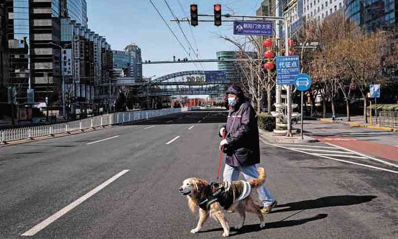 Em Pequim, so poucos os moradores que se arriscam a andar pelas ruas da capital chinesa (foto: NICOLAS ASFOURI/AFP)