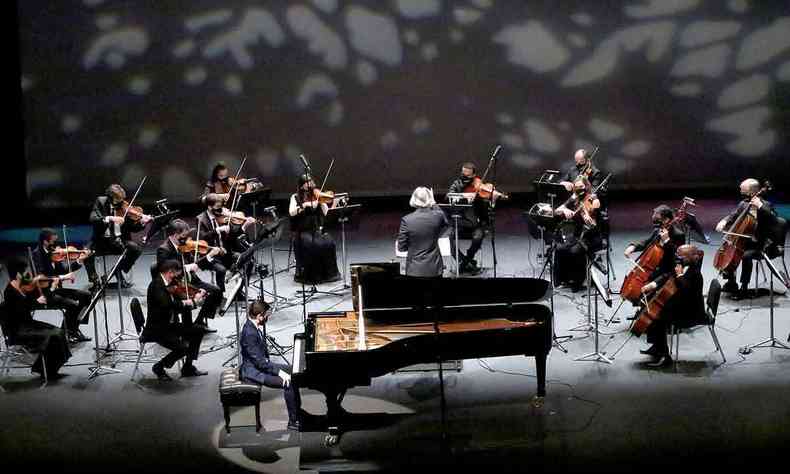 Msicos da Orquestra Sinfnica de Minas Gerais com seus instrumentos e o maestro Silvio Viegas no Grande Teatro do Palcio das Artes 