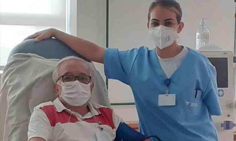 Tcnica de enfermagem Maria Ngila e seu paciente Geraldo Magela fazendo dilise 