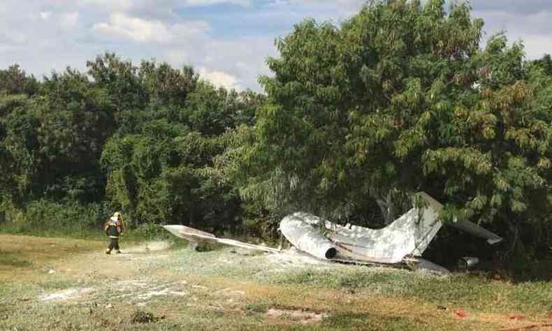 Trs pessoas estavam na aeronave que se acidentou na tarde desta tera-feira(foto: Corpo de Bombeiros/ Divulgao)