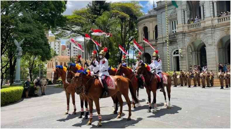 Policiais Militares montados em cavalos para a Cerimnia de Troca da Guarda